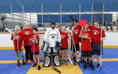Des élèves d’adaptation scolaire brillent à un tournoi de hockey inclusif!