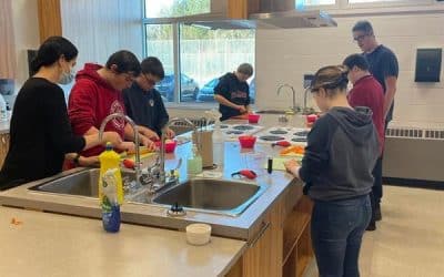 Les élèves d’adaptation scolaire de l’école secondaire Val-Mauricie cuisinent des repas pour d’autres élèves de leur école