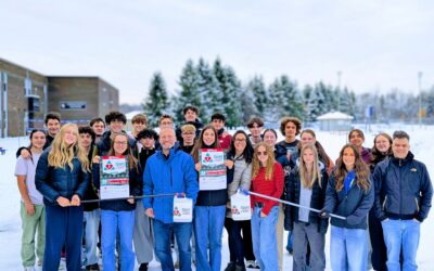 Un groupe d’élèves philanthropes de 5e secondaire de l’école secondaire des Chutes s’impliquent activement dans le Noël du cœur !