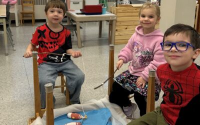 Les élèves de maternelle de Mme Kim s’initient à la pêche sur glace en classe !