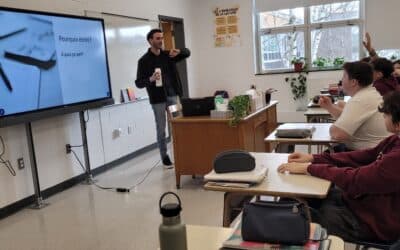 L&rsquo;auteur Antoine Desjardins rencontre des élèves de 5e secondaire dans le cadre de leur cours de français