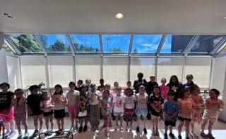 Des élèves de l’école Saint-Joseph chantent et interprètent en langue des signes québécoise une chanson pour les résidents du CHSLD Vigi Les Chutes
